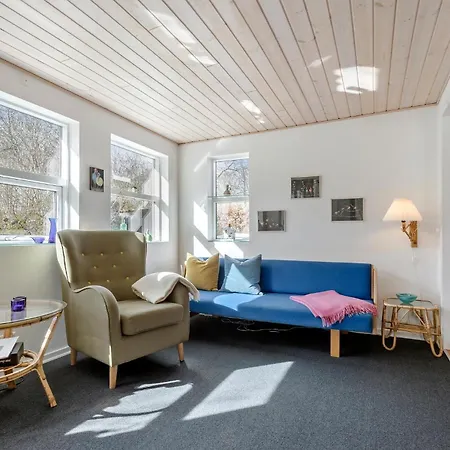 3 Bedroom Beautiful In Semesterbostad *